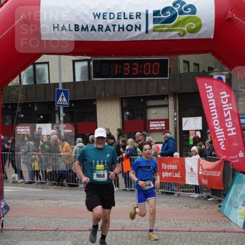 04.05.2025 - 8. Wedeler Halbmarathon Felixshl http://msf.ph/oto/7817738 04.05.2025 11:32:58 Ziel 33, 446, 696, 968, 1122 meine-sportfotos.de