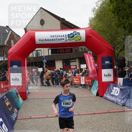 04.05.2025 - 8. Wedeler Halbmarathon Felixshl http://msf.ph/oto/7817944 04.05.2025 11:35:03 Ziel 755, 822, 823 meine-sportfotos.de