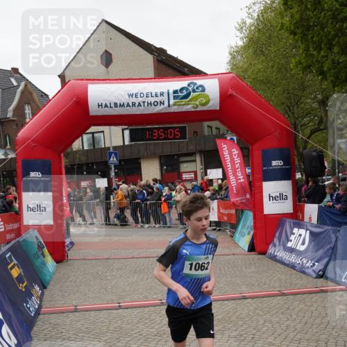 04.05.2025 - 8. Wedeler Halbmarathon Felixshl http://msf.ph/oto/7817945 04.05.2025 11:35:03 Ziel 755, 822, 823 meine-sportfotos.de