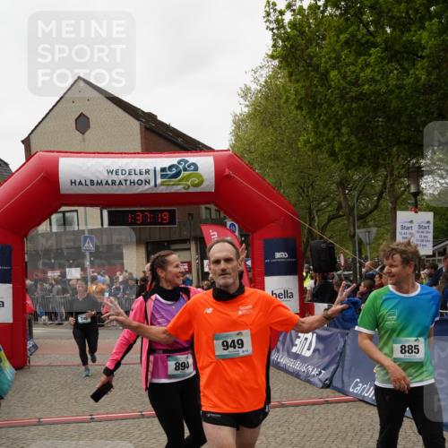 04.05.2025 - 8. Wedeler Halbmarathon Felixshl http://msf.ph/oto/7818149 04.05.2025 11:37:17 Ziel 746, 885, 949, 986 meine-sportfotos.de
