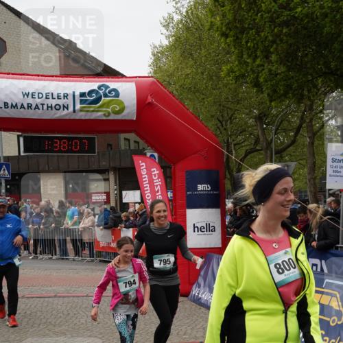 04.05.2025 - 8. Wedeler Halbmarathon Felixshl http://msf.ph/oto/7818225 04.05.2025 11:38:05 Ziel 86, 794, 795, 800, 838, 1194 meine-sportfotos.de