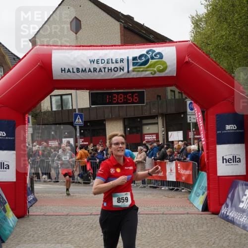 04.05.2025 - 8. Wedeler Halbmarathon Felixshl http://msf.ph/oto/7818327 04.05.2025 11:38:54 Ziel 669, 859 meine-sportfotos.de