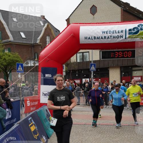 04.05.2025 - 8. Wedeler Halbmarathon Felixshl http://msf.ph/oto/7818351 04.05.2025 11:39:06 Ziel 72, 73, 170, 493, 496, 592, 620, 799, 1047, 1049 meine-sportfotos.de