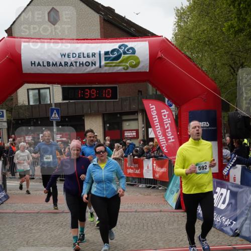 04.05.2025 - 8. Wedeler Halbmarathon Felixshl http://msf.ph/oto/7818354 04.05.2025 11:39:08 Ziel 72, 73, 170, 493, 496, 592, 620, 835, 1047, 1049 meine-sportfotos.de
