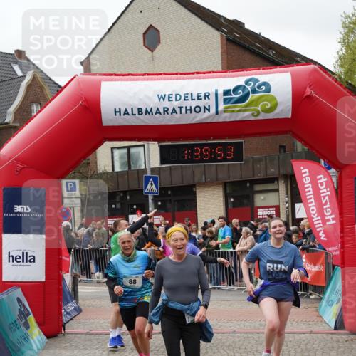 04.05.2025 - 8. Wedeler Halbmarathon Felixshl http://msf.ph/oto/7818399 04.05.2025 11:39:50 Ziel 88, 98, 803, 880, 881, 1057 meine-sportfotos.de