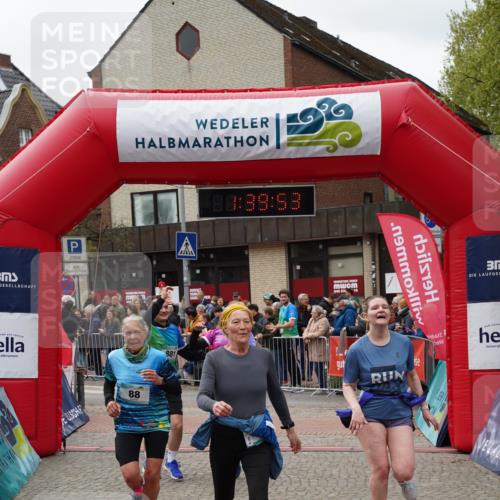 04.05.2025 - 8. Wedeler Halbmarathon Felixshl http://msf.ph/oto/7818401 04.05.2025 11:39:51 Ziel 88, 98, 152, 803, 880, 881, 1057 meine-sportfotos.de