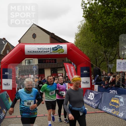 04.05.2025 - 8. Wedeler Halbmarathon Felixshl http://msf.ph/oto/7818403 04.05.2025 11:39:53 Ziel 88, 98, 152, 803, 880, 881 meine-sportfotos.de