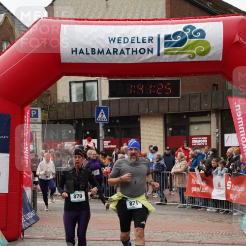 04.05.2025 - 8. Wedeler Halbmarathon Felixshl http://msf.ph/oto/7818534 04.05.2025 11:41:23 Ziel 527, 864, 870, 871, 1171 meine-sportfotos.de