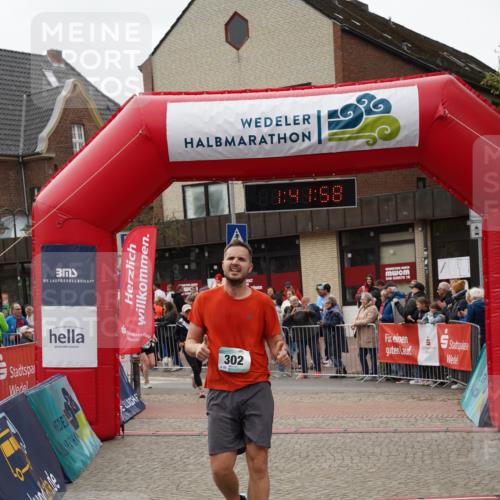 04.05.2025 - 8. Wedeler Halbmarathon Felixshl http://msf.ph/oto/7818576 04.05.2025 11:41:56 Ziel 302, 680, 681 meine-sportfotos.de
