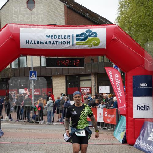 04.05.2025 - 8. Wedeler Halbmarathon Felixshl http://msf.ph/oto/7818610 04.05.2025 11:42:10 Ziel 116, 267 meine-sportfotos.de