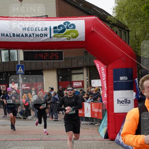 04.05.2025 - 8. Wedeler Halbmarathon Felixshl http://msf.ph/oto/7818624 04.05.2025 11:42:23 Ziel 156, 157, 258, 1150 meine-sportfotos.de