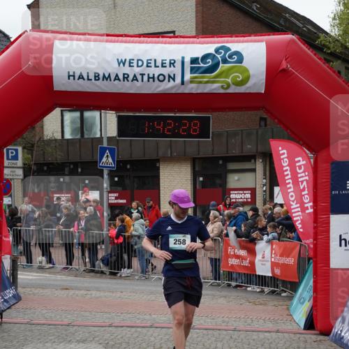 04.05.2025 - 8. Wedeler Halbmarathon Felixshl http://msf.ph/oto/7818629 04.05.2025 11:42:25 Ziel 156, 157, 258, 1150 meine-sportfotos.de