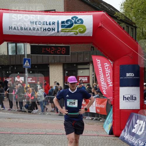 04.05.2025 - 8. Wedeler Halbmarathon Felixshl http://msf.ph/oto/7818633 04.05.2025 11:42:26 Ziel 156, 157, 258, 1150 meine-sportfotos.de