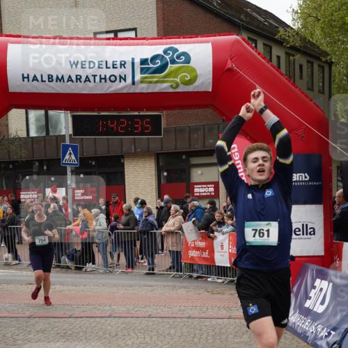 04.05.2025 - 8. Wedeler Halbmarathon Felixshl http://msf.ph/oto/7818641 04.05.2025 11:42:33 Ziel 754, 761 meine-sportfotos.de