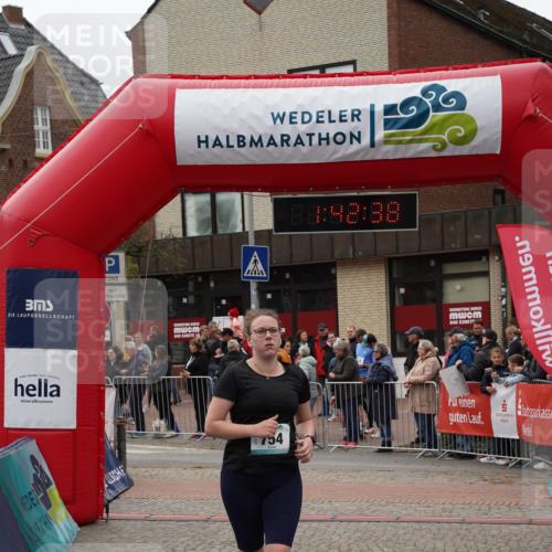 04.05.2025 - 8. Wedeler Halbmarathon Felixshl http://msf.ph/oto/7818642 04.05.2025 11:42:36 Ziel 754, 761 meine-sportfotos.de