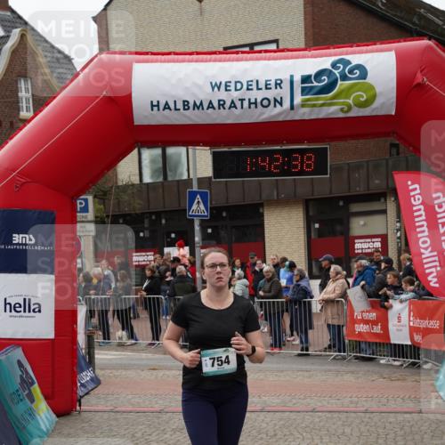 04.05.2025 - 8. Wedeler Halbmarathon Felixshl http://msf.ph/oto/7818643 04.05.2025 11:42:36 Ziel 754, 761 meine-sportfotos.de