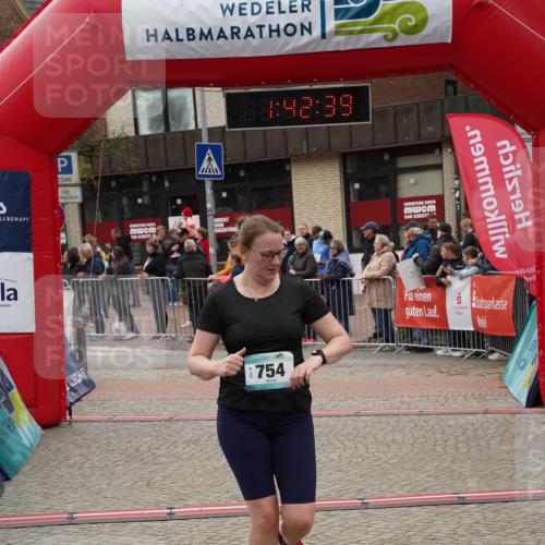 04.05.2025 - 8. Wedeler Halbmarathon Felixshl http://msf.ph/oto/7818645 04.05.2025 11:42:37 Ziel 754, 761 meine-sportfotos.de