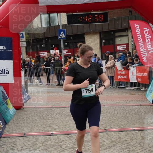 04.05.2025 - 8. Wedeler Halbmarathon Felixshl http://msf.ph/oto/7818646 04.05.2025 11:42:37 Ziel 754, 761 meine-sportfotos.de
