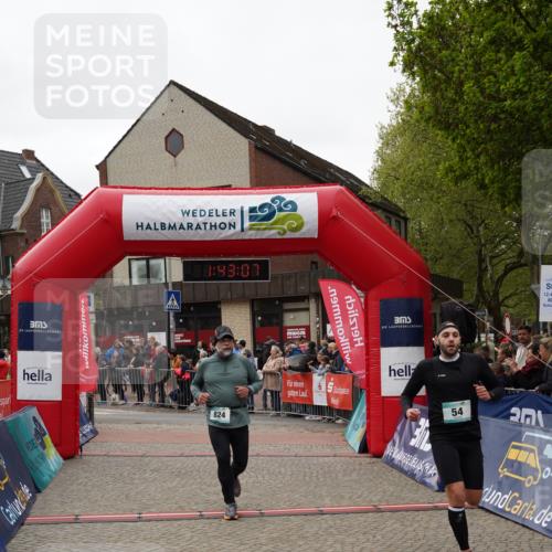 04.05.2025 - 8. Wedeler Halbmarathon Felixshl http://msf.ph/oto/7818680 04.05.2025 11:43:05 Ziel 54, 824, 1080 meine-sportfotos.de