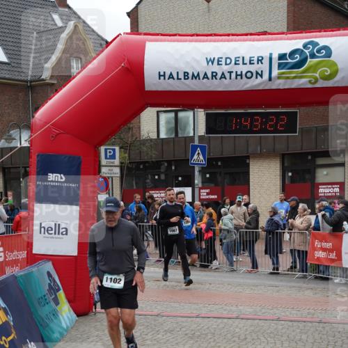 04.05.2025 - 8. Wedeler Halbmarathon Felixshl http://msf.ph/oto/7818692 04.05.2025 11:43:19 Ziel 1066, 1067, 1102 meine-sportfotos.de