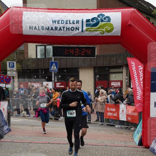 04.05.2025 - 8. Wedeler Halbmarathon Felixshl http://msf.ph/oto/7818695 04.05.2025 11:43:22 Ziel 14, 1066, 1067, 1102 meine-sportfotos.de