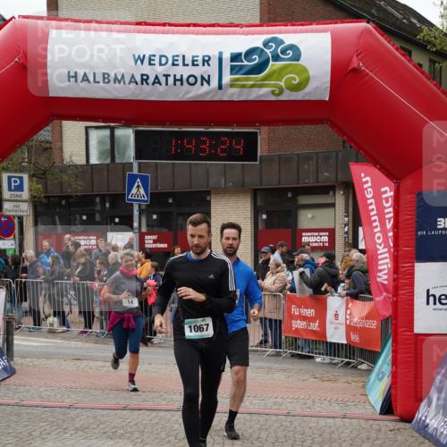 04.05.2025 - 8. Wedeler Halbmarathon Felixshl http://msf.ph/oto/7818697 04.05.2025 11:43:22 Ziel 14, 1066, 1067, 1102 meine-sportfotos.de