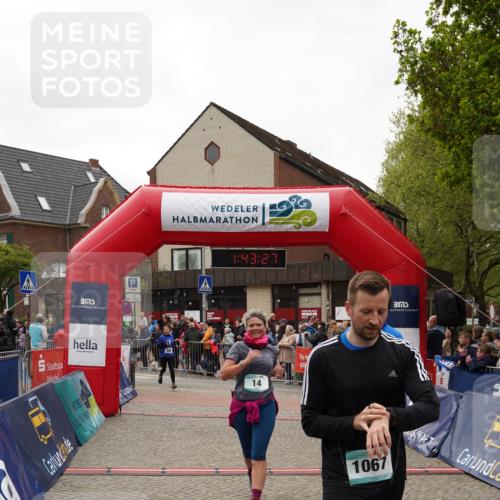 04.05.2025 - 8. Wedeler Halbmarathon Felixshl http://msf.ph/oto/7818702 04.05.2025 11:43:25 Ziel 14, 298, 1066, 1067 meine-sportfotos.de