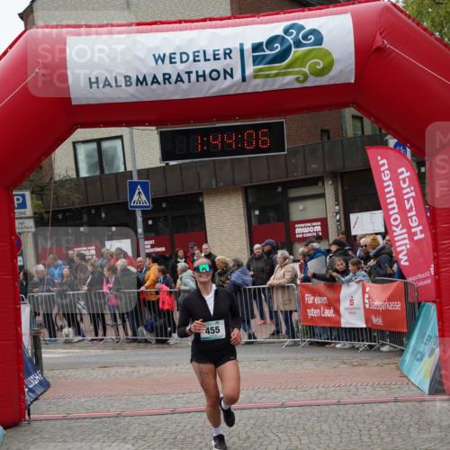04.05.2025 - 8. Wedeler Halbmarathon Felixshl http://msf.ph/oto/7818776 04.05.2025 11:44:04 Ziel 455, 558 meine-sportfotos.de