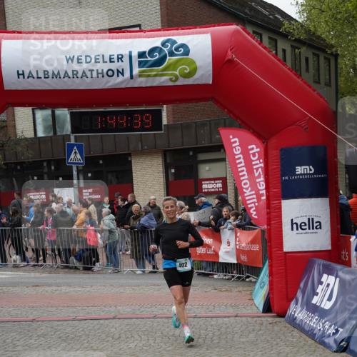04.05.2025 - 8. Wedeler Halbmarathon Felixshl http://msf.ph/oto/7818816 04.05.2025 11:44:37 Ziel 399, 402 meine-sportfotos.de