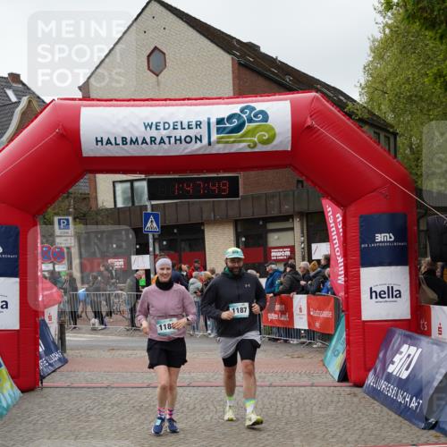 04.05.2025 - 8. Wedeler Halbmarathon Felixshl http://msf.ph/oto/7819098 04.05.2025 11:47:47 Ziel 1186, 1187 meine-sportfotos.de