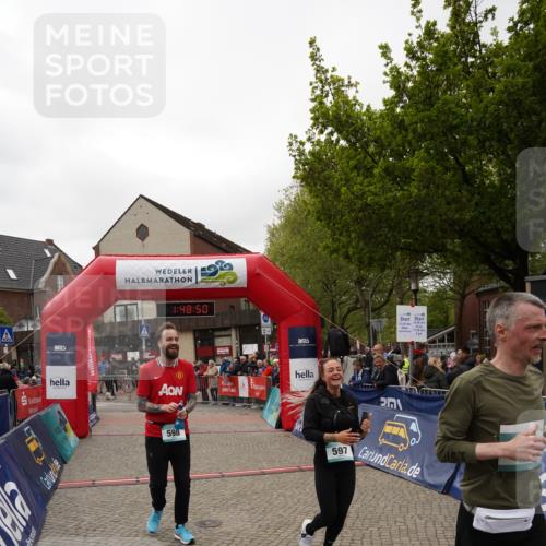 04.05.2025 - 8. Wedeler Halbmarathon Felixshl http://msf.ph/oto/7819411 04.05.2025 11:48:48 Ziel 597, 598, 599, 710 meine-sportfotos.de