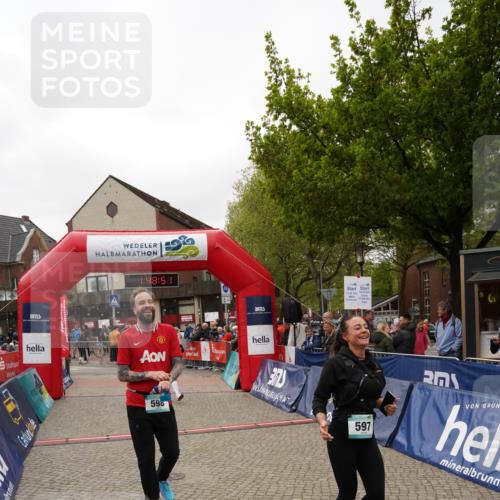 04.05.2025 - 8. Wedeler Halbmarathon Felixshl http://msf.ph/oto/7819421 04.05.2025 11:48:49 Ziel 597, 598, 599, 710 meine-sportfotos.de
