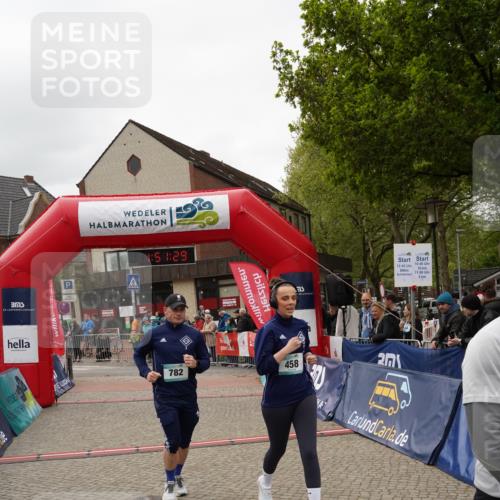 04.05.2025 - 8. Wedeler Halbmarathon Felixshl http://msf.ph/oto/7819869 04.05.2025 11:51:27 Ziel 458, 802 meine-sportfotos.de