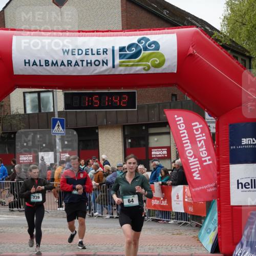 04.05.2025 - 8. Wedeler Halbmarathon Felixshl http://msf.ph/oto/7819881 04.05.2025 11:51:40 Ziel 64, 739, 740 meine-sportfotos.de