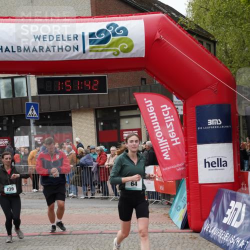 04.05.2025 - 8. Wedeler Halbmarathon Felixshl http://msf.ph/oto/7819884 04.05.2025 11:51:40 Ziel 64, 739, 740 meine-sportfotos.de