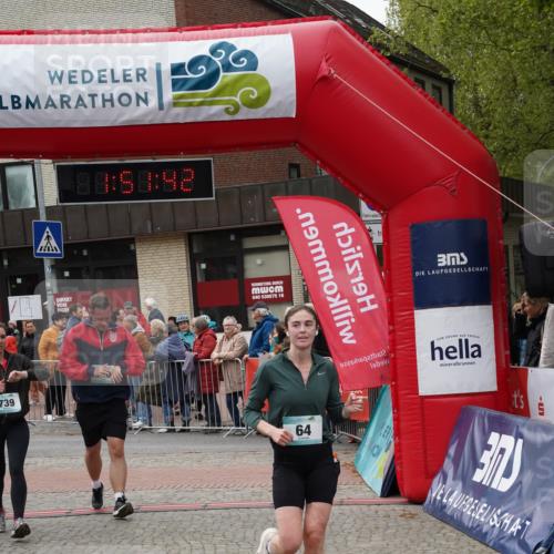 04.05.2025 - 8. Wedeler Halbmarathon Felixshl http://msf.ph/oto/7819885 04.05.2025 11:51:40 Ziel 64, 739, 740 meine-sportfotos.de