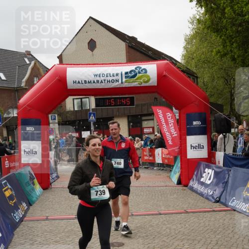 04.05.2025 - 8. Wedeler Halbmarathon Felixshl http://msf.ph/oto/7819891 04.05.2025 11:51:43 Ziel 64, 739, 740 meine-sportfotos.de