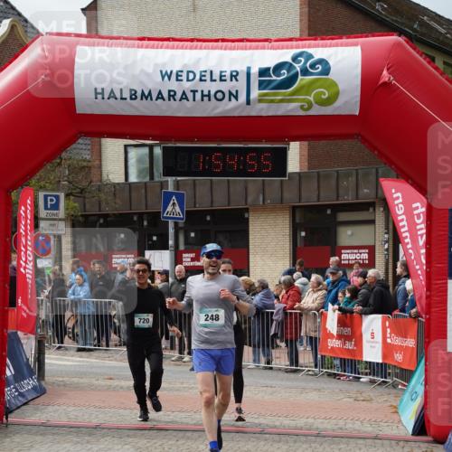 04.05.2025 - 8. Wedeler Halbmarathon Felixshl http://msf.ph/oto/7820119 04.05.2025 11:54:53 Ziel 248, 719, 720 meine-sportfotos.de
