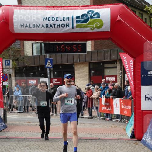 04.05.2025 - 8. Wedeler Halbmarathon Felixshl http://msf.ph/oto/7820121 04.05.2025 11:54:53 Ziel 248, 719, 720 meine-sportfotos.de