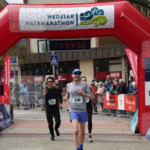 04.05.2025 - 8. Wedeler Halbmarathon Felixshl http://msf.ph/oto/7820123 04.05.2025 11:54:53 Ziel 248, 719, 720 meine-sportfotos.de
