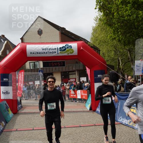 04.05.2025 - 8. Wedeler Halbmarathon Felixshl http://msf.ph/oto/7820125 04.05.2025 11:54:55 Ziel 248, 719, 720 meine-sportfotos.de