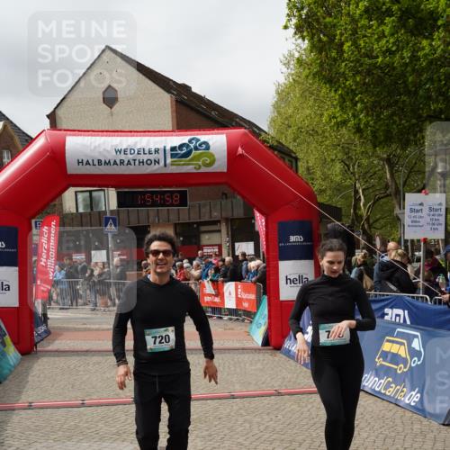 04.05.2025 - 8. Wedeler Halbmarathon Felixshl http://msf.ph/oto/7820127 04.05.2025 11:54:56 Ziel 240, 248, 429, 719, 720 meine-sportfotos.de