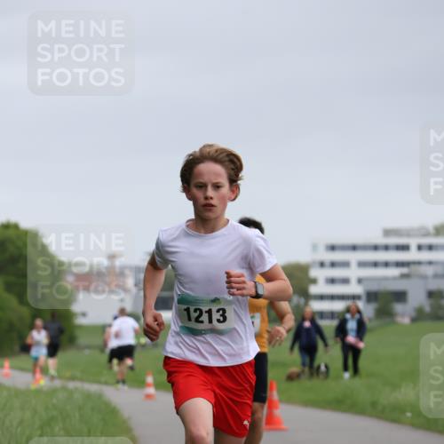 04.05.2025 - 8. Wedeler Halbmarathon Yannick Fuchs http://msf.ph/oto/7821103 04.05.2025 11:09:53 Laufen 1213 meine-sportfotos.de