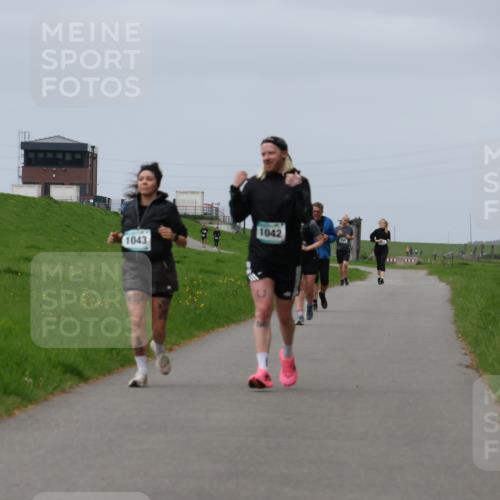 04.05.2025 - 8. Wedeler Halbmarathon Yannick Fuchs http://msf.ph/oto/7821230 04.05.2025 12:06:51 Laufen 1042, 1043 meine-sportfotos.de
