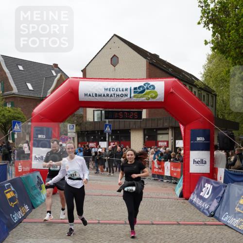 04.05.2025 - 8. Wedeler Halbmarathon Felixshl http://msf.ph/oto/7821297 04.05.2025 11:57:23 Ziel 230, 231, 568 meine-sportfotos.de