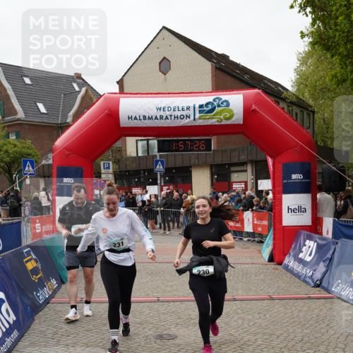 04.05.2025 - 8. Wedeler Halbmarathon Felixshl http://msf.ph/oto/7821369 04.05.2025 11:57:24 Ziel 230, 231, 568 meine-sportfotos.de