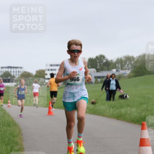 04.05.2025 - 8. Wedeler Halbmarathon Yannick Fuchs http://msf.ph/oto/7821486 04.05.2025 11:10:11 Laufen 966 meine-sportfotos.de