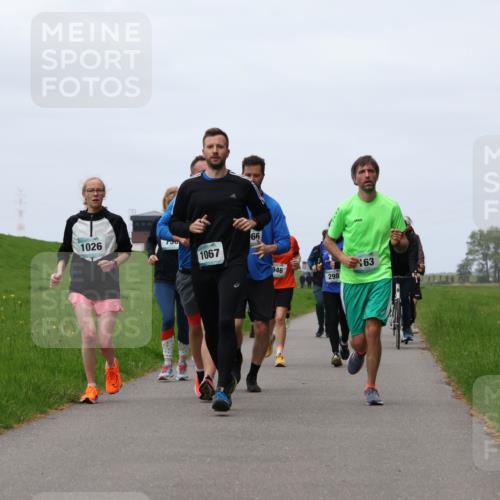 04.05.2025 - 8. Wedeler Halbmarathon Yannick Fuchs http://msf.ph/oto/7821867 04.05.2025 11:29:03 Laufen 1026, 66, 1067, 946, 63, 298 meine-sportfotos.de