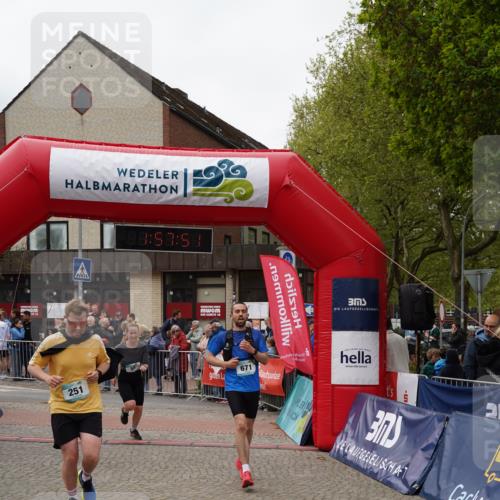 04.05.2025 - 8. Wedeler Halbmarathon Felixshl http://msf.ph/oto/7821930 04.05.2025 11:57:49 Ziel 55, 251, 606, 671 meine-sportfotos.de
