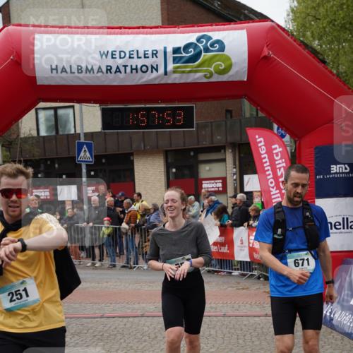 04.05.2025 - 8. Wedeler Halbmarathon Felixshl http://msf.ph/oto/7821995 04.05.2025 11:57:50 Ziel 55, 251, 432, 671 meine-sportfotos.de